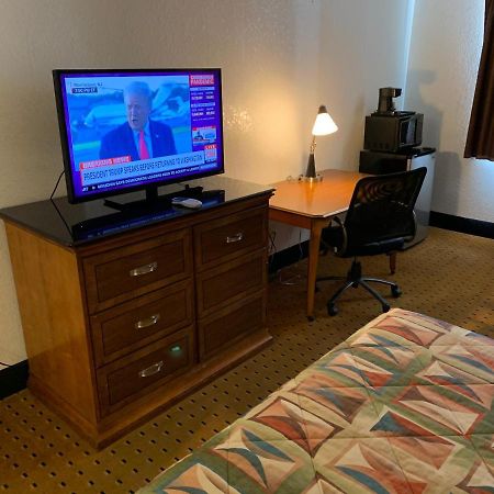 Brentwood Inn & Suites Хобс Екстериор снимка