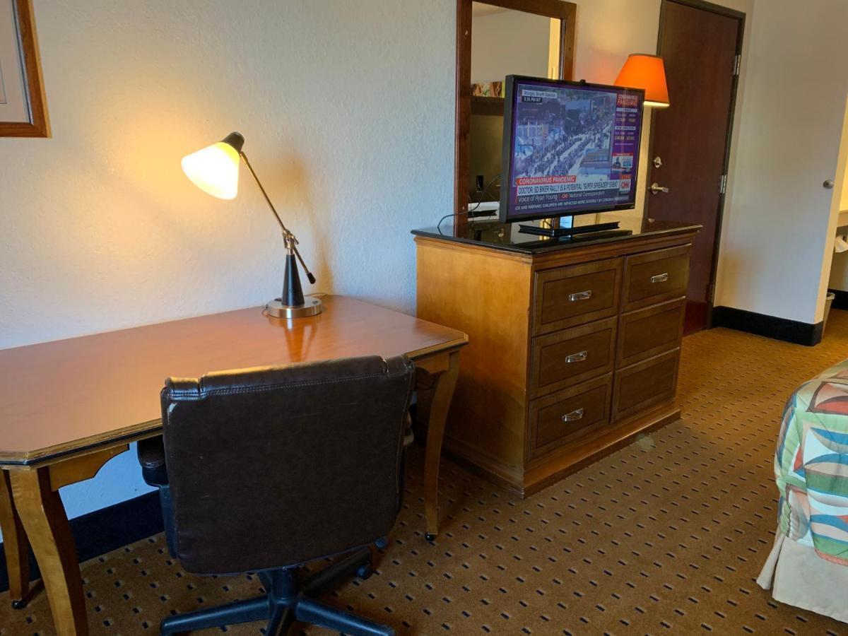 Brentwood Inn & Suites Хобс Екстериор снимка