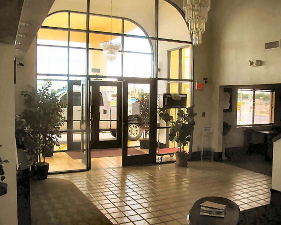 Brentwood Inn & Suites Хобс Екстериор снимка