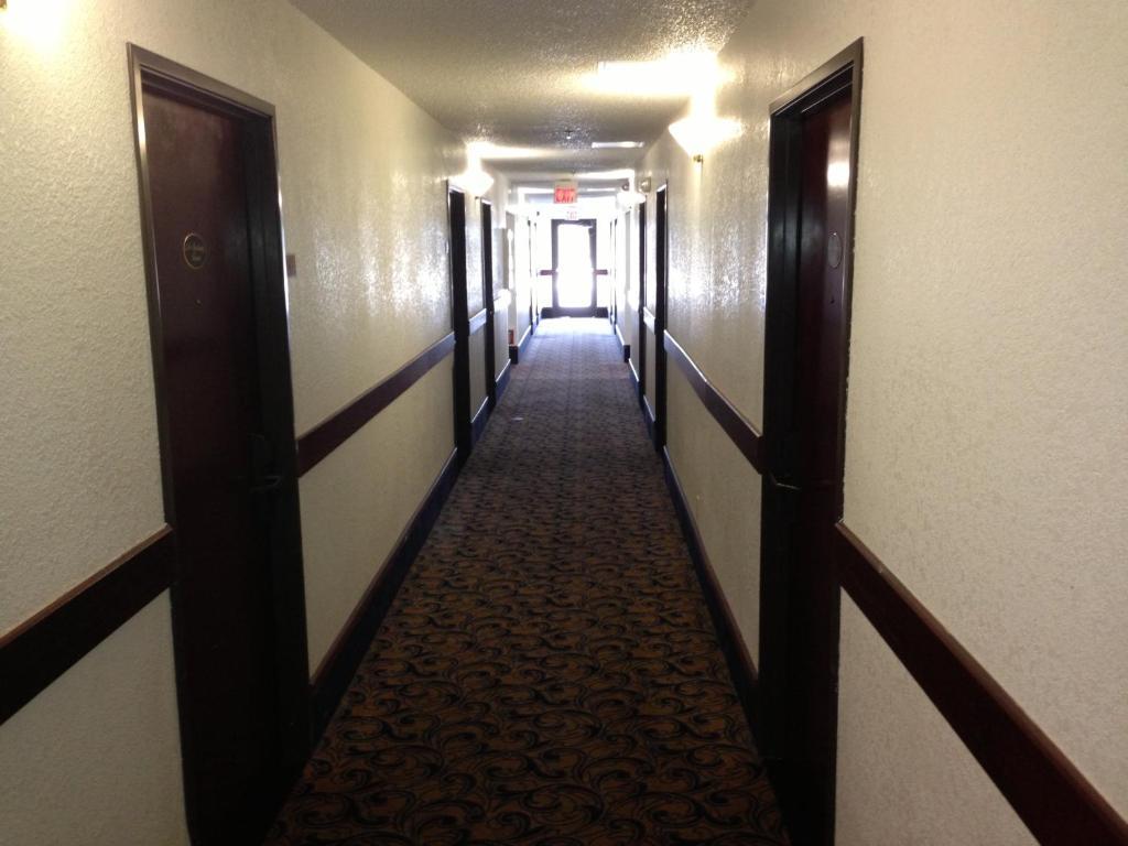 Brentwood Inn & Suites Хобс Екстериор снимка