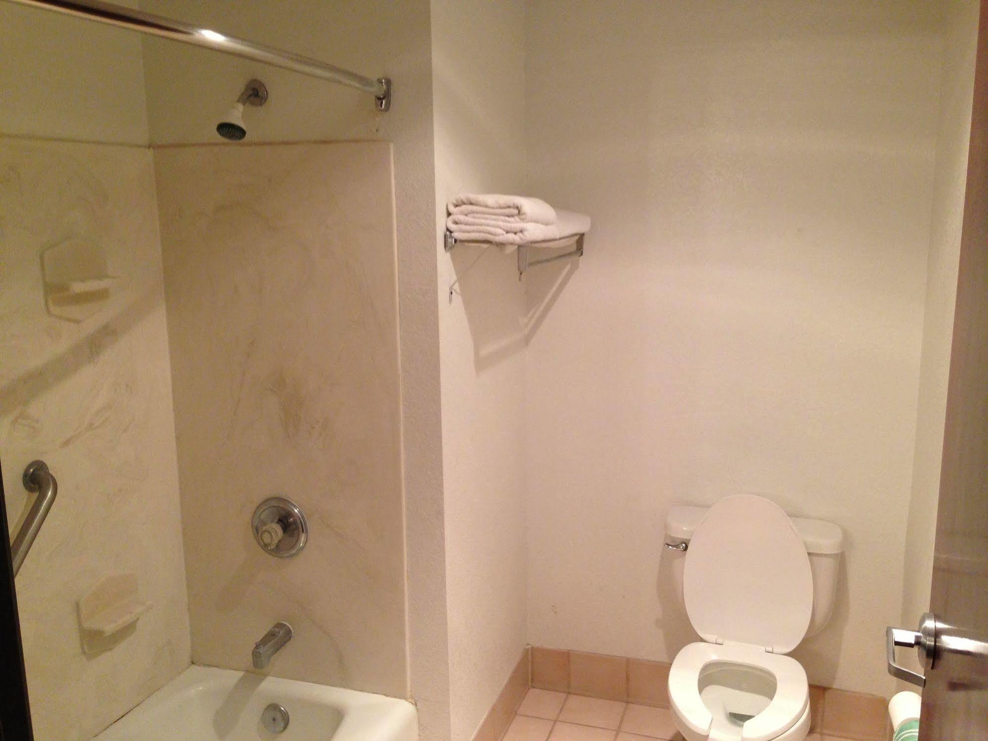 Brentwood Inn & Suites Хобс Екстериор снимка
