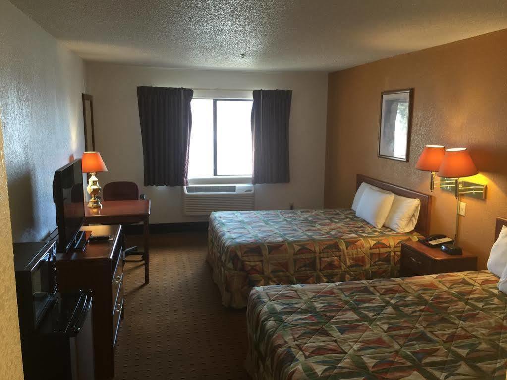 Brentwood Inn & Suites Хобс Екстериор снимка