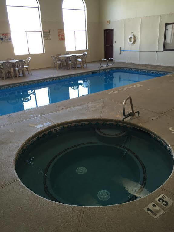 Brentwood Inn & Suites Хобс Екстериор снимка